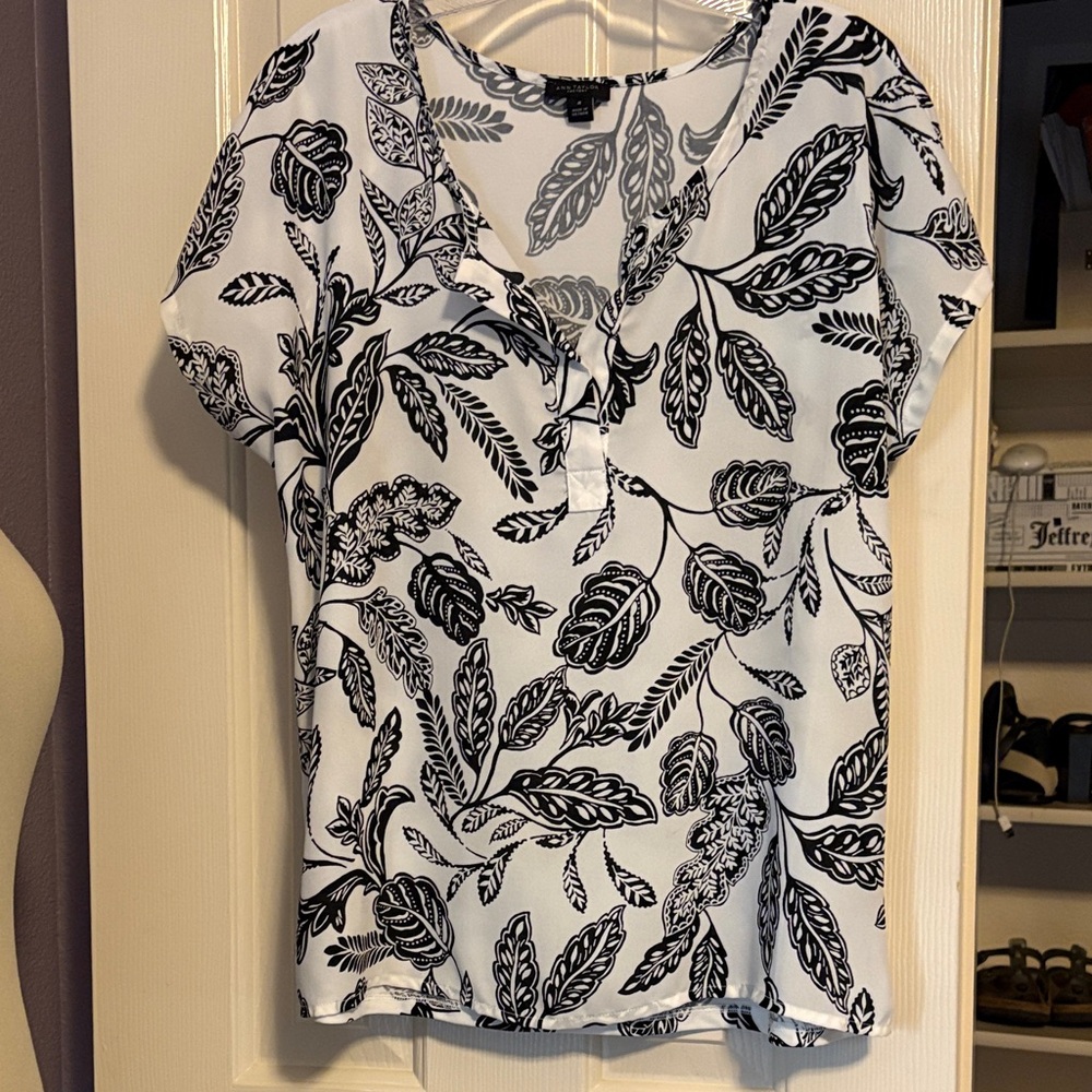 Ann Taylor Factory Black & White Leaf-Print Henley Short Sleeve Top